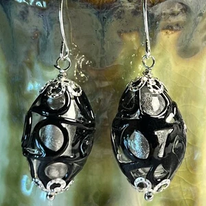 Pendientes colgantes artesanales transparentes en tono plata con cuentas remolino negro. S253 - Imagen 1 de 3