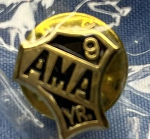AMA 9 AÑOS MIEMBRO CHALECO CHAQUETA SOMBRERO PIN - Imagen 1 de 3