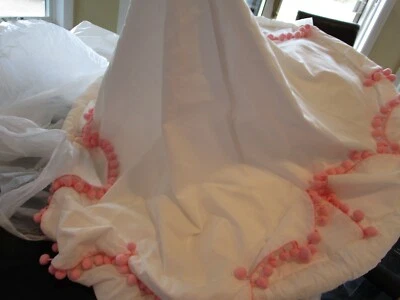 Pottery Barn Kids Pom Pom Canopy blanco con sesión de fotos rosa muestra marcas de luz Foto 1 de 4