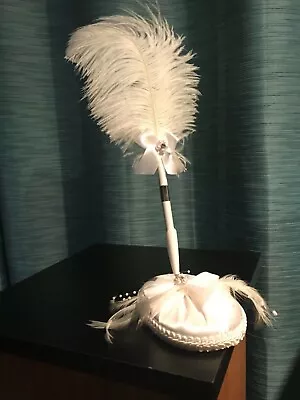 Pluma blanca con detalles de cristal y perlas - Lillian Rose -  Foto 1 de 4