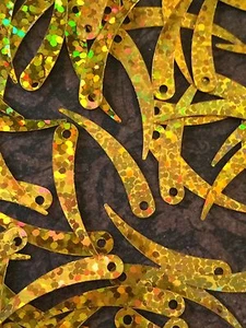 Sequins 23mm (1in) Brass Gold Metallic Laser Hologram Comet Tusk Feather x 100 - Bild 1 von 1