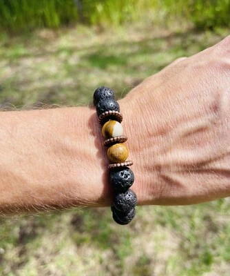 Pulsera con cuentas de piedra natural, cuadro jaspe y roca de lava, con dijes de cobre Foto 1 de 3