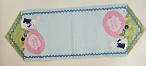 "Uova carriola di coniglio applicate da tavolo Happy Easter blu 35"" X 13""" - Foto 1 di 3