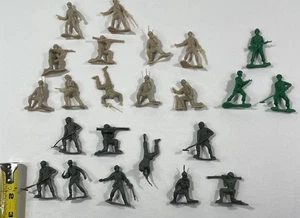 Vintage Plastic Toy Soldiers Lot Of 23 Figures 3 Colors Of Various Army Men - Picture 1 of 6