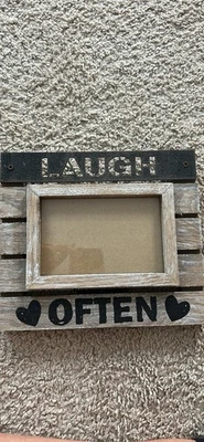 ¡MARCO DE MADERA MUY ELEGANTE RISA A MENUDO PARA FOTOS 4x6! Foto 1 de 2