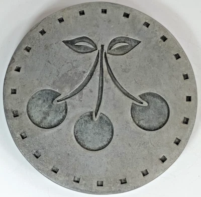 Trivit de aluminio vintage 3 cerezas. Pies de goma. Diámetro 6,5". Foto 1 de 4