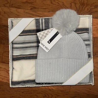 Conjunto clásico de bufanda a cuadros y gorro pompón para mujer Nine West color gris Foto 1 de 3