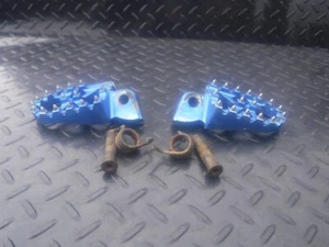 2009 YAMAHA YZ250F FOOT PEGS RIGHT LEFT YZ 250F 06 07 08 09 - Picture 1 of 13