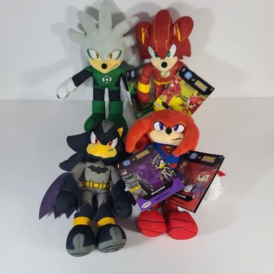 DC x Sonic the Hedgehog 9" Conjunto de Pelúcia de 4 - Prata, Juntas, Sombra e Sonic - Imagem 1 de 4