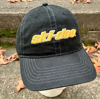 Gorra Ski Doo con correa trasera para hombre negra amarilla al aire libre Foto 1 de 4