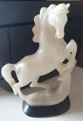 VINTAGE XX SECOLO MAGNIFICA SCULTURA IN ALABASTRO DI CAVALLO RAMPANTE SU BASE - Immagine 1 di 4