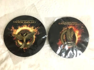JUEGOS DEL HAMBRE Insignias de Película Alfileres SINSAJO Parte 1 y EN LLAMAS FYC Promoción de utilería  - Imagen 1 de 5