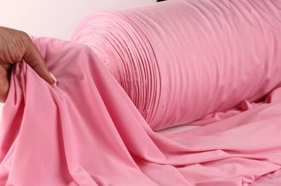 Tela elástica de 4 vías rosa Venechia por yarda 60" de ancho 1157 Foto 1 de 4