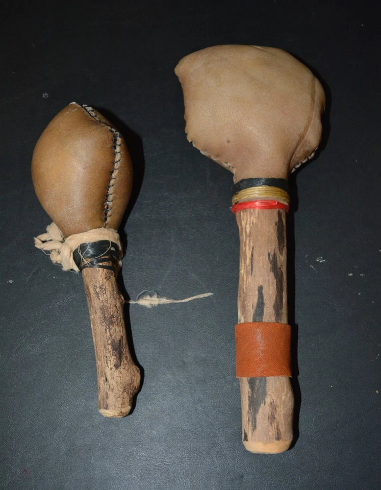 Antiguo agitador tribal chamánico de cuero crudo tallado a mano Maracas de cuero de caballo Foto 1 de 4
