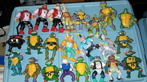 Large Lot of  Vintage TMNT Action Figures for parts + Cover