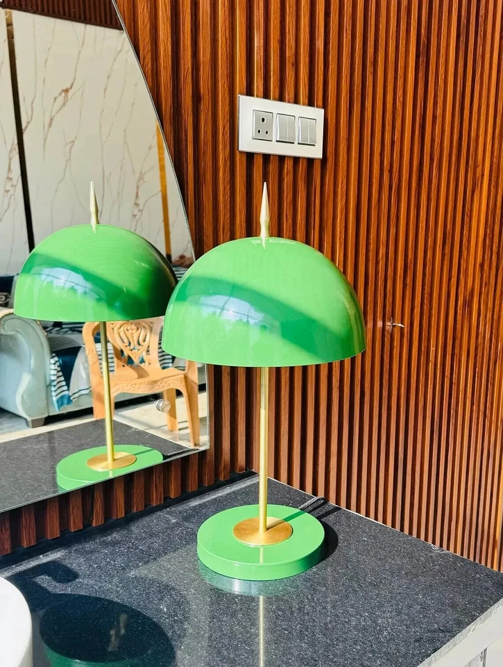 Lámpara de mesa de mediados de siglo hecha a mano lámpara de mesa de latón hermosa lámpara de decoración del hogar luz Foto 1 de 4