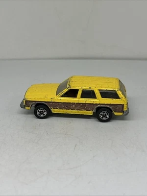 Dodge Aries Station Wagon años 80 Hot Wheels amarillo con paneles de grano de madera Foto 1 de 4