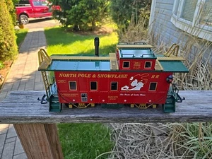 ARISTO-CRAFT 42125 North Pole & Snowflake Christmas Caboose Santa Box - Picture 1 of 23