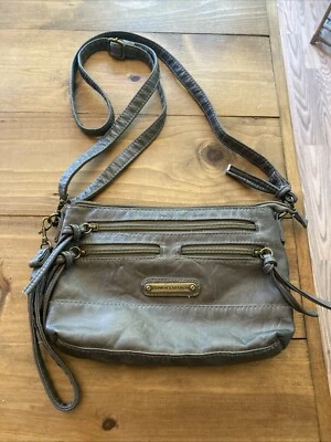 Bolso Bandolera Stone Mountain EE. UU. Taupe Clutch Muñequera con Bolsillos Foto 1 de 4