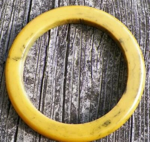 Bakelite Bangle Bracelet Creamed Corn & Black Marbelized Retro Era Vintage #15 - Picture 1 of 3