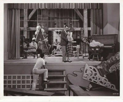 FOTO ORIGINAL GENE KELLY IN SUMMER STOCK (1950) GLORIA DE HAVEN BACKSTAGE 412 Foto 1 de 2