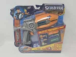 Slugterra Eli's Blaster 2.0 con Burpy, Joules y Doc Slugs + Póster (DAÑO EN LA CAJA) - Imagen 1 de 15