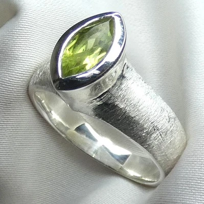 Ring 925 Silber Gr 17,8 (56) teilmattiert, Navette Peridot, Olivin UNIKAT - NEU - Bild 1 von 4