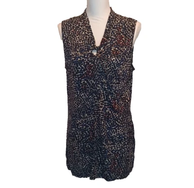 Top Bowie Cabi 3242 Grande Negro Estampado Animal Ojo de Cerradura Torcido Cuello en V Sin Mangas Foto 1 de 4