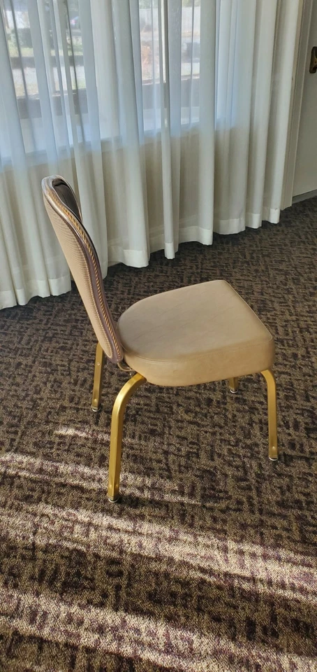 Cadeiras para banquetes usadas - Imagem 1 de 3