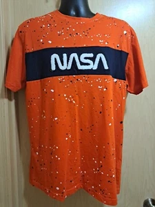 Camisa Southpole NASA Salpicaduras Naranja Con Estampado Texturizado NASA Talla L Camiseta - Imagen 1 de 4