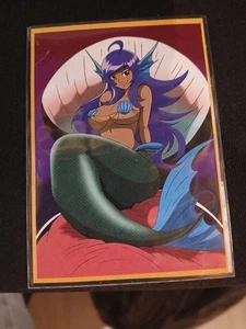 Doppia D 20S Personalizzata Art Trading Card Sirena Waifu Sexy Lewd Versione D&D SFW  - Foto 1 di 3