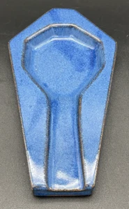 Vintage Studiokeramik Löffelablage Steinzeug blau Sargform - signiert AG - hergestellt in den USA - Bild 1 von 5