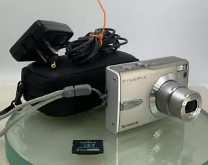Fujifilm FINEPIX F30 DIGITALKAMERA SILBER MIT 1GB KARTE+TASCHE+LADEGERÄT GETESTET- 624 - Bild 1 von 8