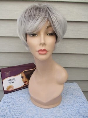 Peruca Deifor BIXIE cor cinza e branco ombre estilo bob curto - Imagem 1 de 4