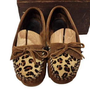 Mocasín para mujer Minnetonka con estampado de leopardo marrón gamuza talla 9,5 - Imagen 1 de 6