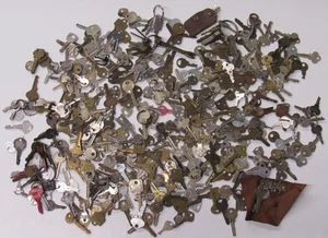 7 Pfund Konvolut VINTAGE antike Schlüssel Vorhängeschloss Tür Schrankschloss flach RAR unsortiert + - Bild 1 von 24