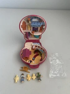 Disney Bluebird Polly Pocket Hunchback Of Notre Dame With Figures - Picture 1 of 7