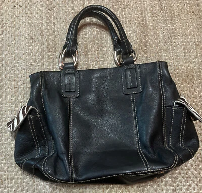 ¡Cartera de hombro de cuero negra colección KATE LANDRY! Borde estampado animal Foto 1 de 4