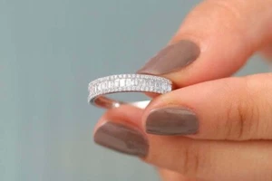 Banda de boda eterna con corte baguette de 2 quilates enchapada en oro blanco de 14 quilates - Imagen 1 de 4