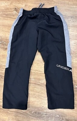 Under Armour Meninas Tamanho YSM/JP/CH (Tamanho 7-8) Preto Com Logotipo - Bolsos Laterais - Imagem 1 de 4