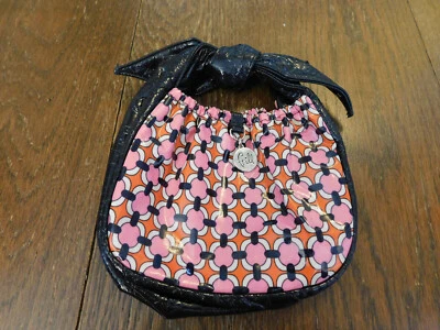 Mini bolso de mano Vera Bradley Volantes Loves Me Tippy Tie usado en excelente estado charol rosa naranja negro Foto 1 de 4