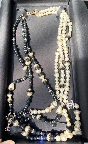 COLLANA LUNGA CHANEL 2021A TONO ORO CC LOGO BIANCO NERO PERLE CRISTALLO SFERE
