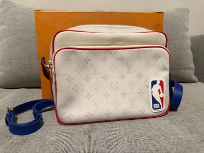 Bolso Mensajero Louis Vuitton X NBA LV Rojo, Blanco, Azul Monograma Herrajes Dorados Foto 1 de 4
