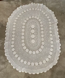 Handgefertigte gehäkelte Tischdecke, oval 80" x 59" breit cremeweiß, elegant - Bild 1 von 7