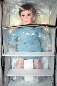 Muñeca de porcelana Danbury Mint John-John JFK Jr A Farewell Salute NUEVA sin abrir - Imagen 1 de 8