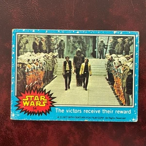 Juego azul Topps Star Wars 1977 LOS VENCEDORES RECIBEN SU RECOMPENSA #54* - EN MUY BUEN ESTADO/EN MUY BUEN ESTADO-EXCELENTE - Imagen 1 de 2
