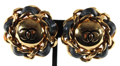 Pendientes de clip vintage de metal dorado con logotipo CC de cuero negro con borde de cadena de CHANEL Foto 1 de 4