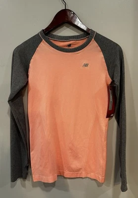 Camisa New Balance manga longa leve pêssego e cinza tamanho pequeno - Imagem 1 de 3