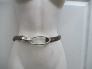 Cinturón grande para mujer Perry Ellis marrón imitación reptil estampado plata logotipo hebilla - Imagen 1 de 15