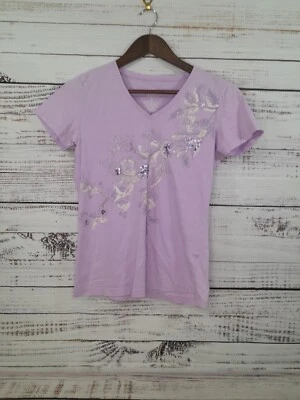 Camiseta Izod Mujer Pequeña Púrpura Cuello en V Manga Corta Floral Lentejuelas Preppy Foto 1 de 4